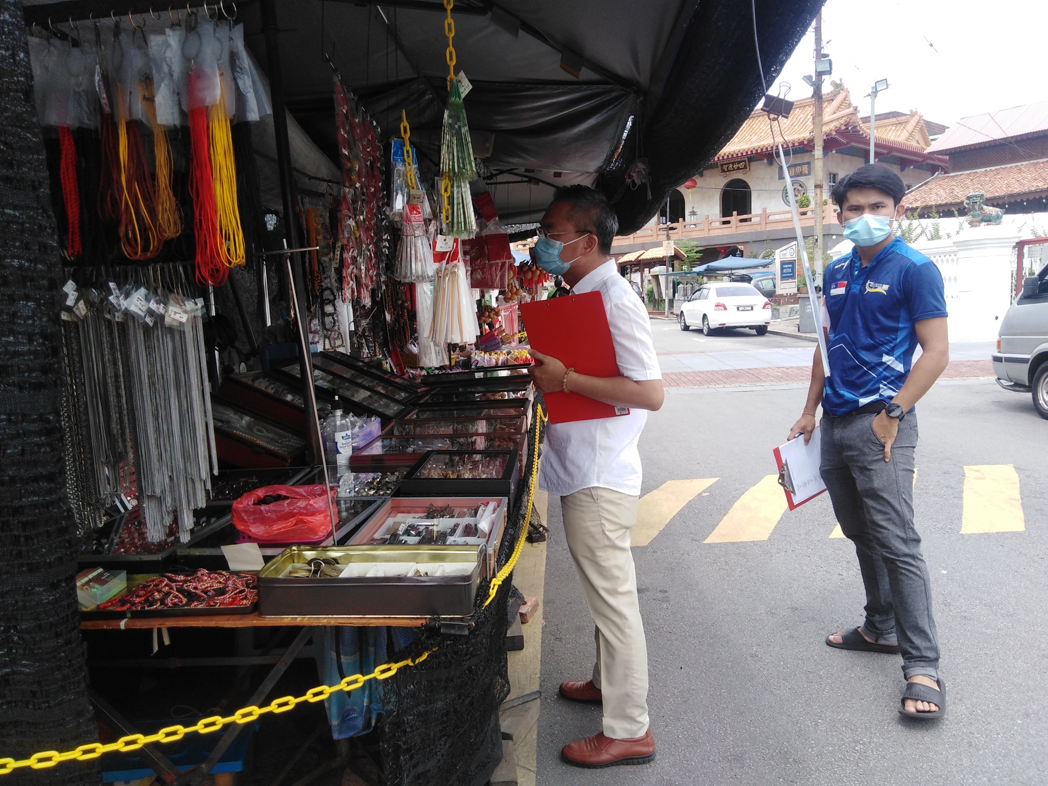 YB Khoo Poay Tiong memebrikan penerangan mengenai GKP kepada peniaga kecil di Jonker Street